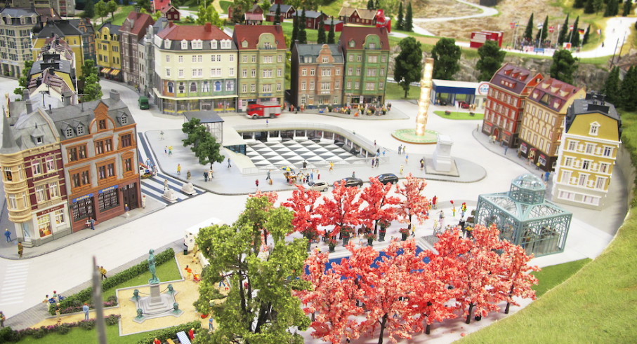 Stockholms Sergels Torg och Kungsträdgården. Här kan du som besökare starta biltrafik med en knapptryckning.