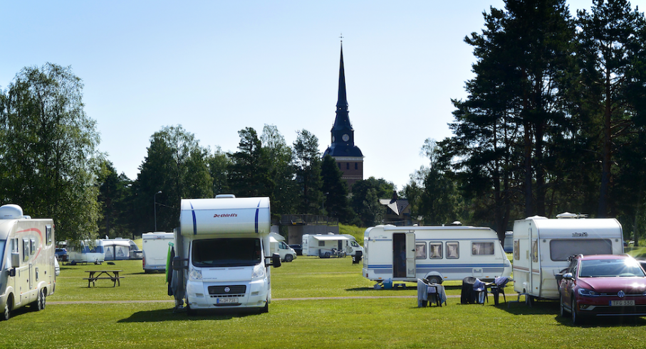 En glimt av de välskötta platserna med Mora kyrka som vakar över anläggningen.