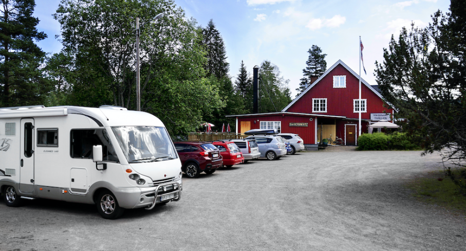 Ställplats på gång. Till säsongen 2020 ska det vara ordnat med strömstolpar för gästande husbilar.