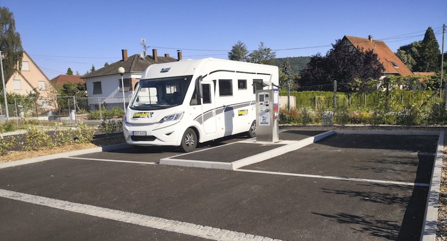 Platsen är tydligt skyltad ända fram till själva parkeringen. Förutom själva servicestationen går det också att parkera på övriga ytor.