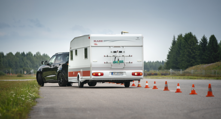 Att backa med släp är inte lätt för den som är ovan. Land Rovers släpvagnsassistans gör den krångliga manövern lättare.