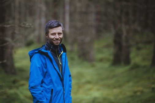 Pontus Sjöholm är kökschef på Asa Herrgård och nu även certifierad naturguide genom Naturturismföretagen. Något som passar väl in när han tar grupper med till skogen för att plocka vad naturen ger och laga mat över öppen eld.
