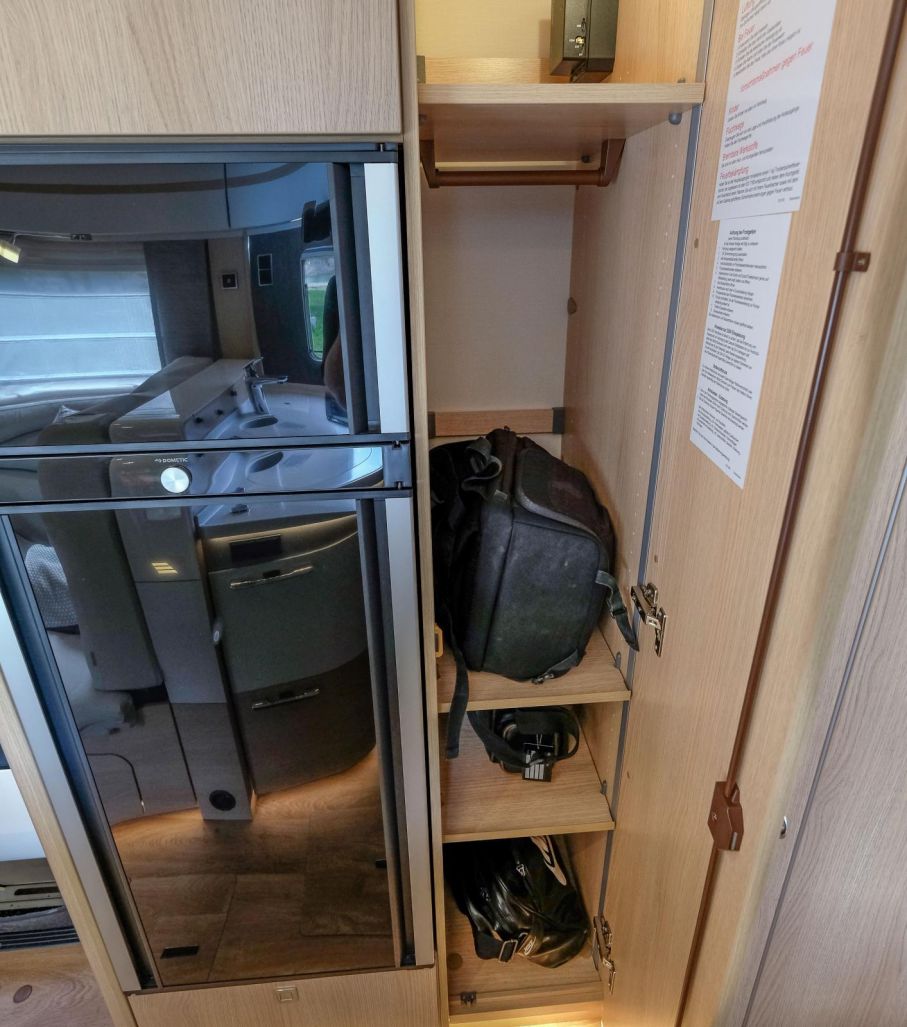 Garderoben på fel sida om toadörr. Tillvalet utdragsskåp är bättre.