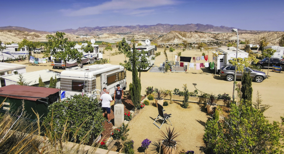 Almeria. Planen var att stanna en natt på Resort Indalo men det blev flera veckor. Här är vårt bästa ställplatstips för dig som ska övervintra. Varmt ökenklimat, rejäla platser och bra pris fick oss att stanna längre än planerat.