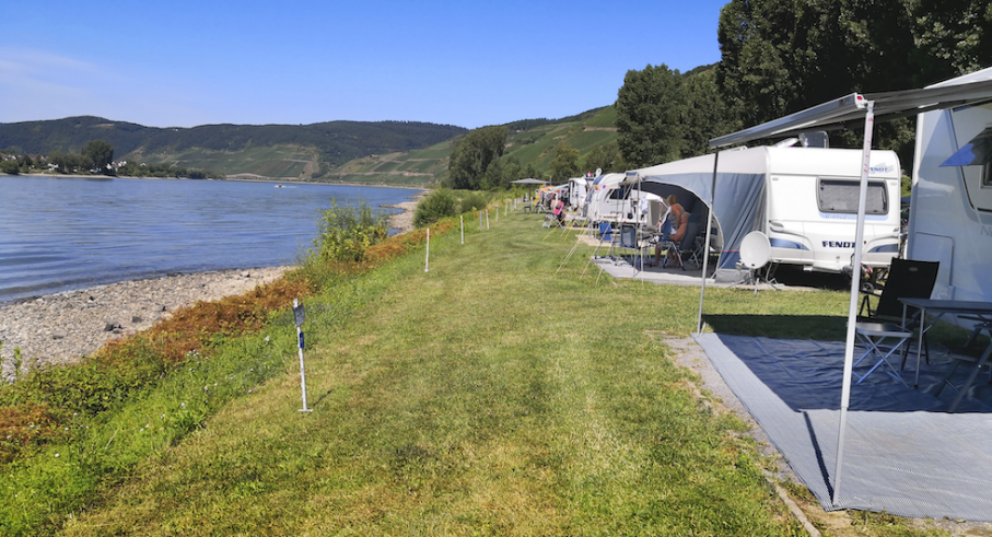 Två kilometer från ena hörnet till det andra gör att campingen har rekordmånga strandtomter.