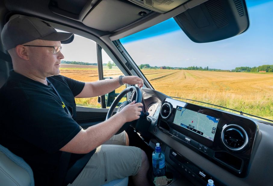 Hej Mercedes kan man säga till medienheten och få svar. Körupplevelsen är betydligt mer personbilslik i nya Mercedes Sprinter.