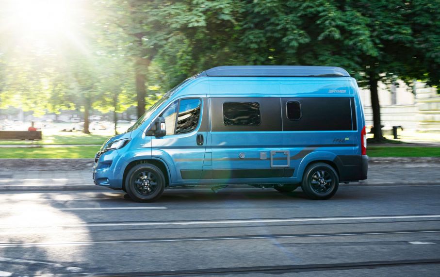 Blue Evolution är en begränsad utgåva av lilla Hymer Free 540. Med popup-tak ryms 4 personer.