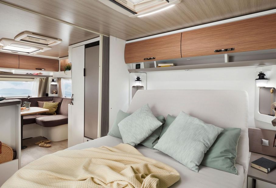 Eriba Nova 590 med tvärställd queenbed i aktern och u-soffa i fören. Åtta meter enkelaxlad husvagn för par eller fyra.