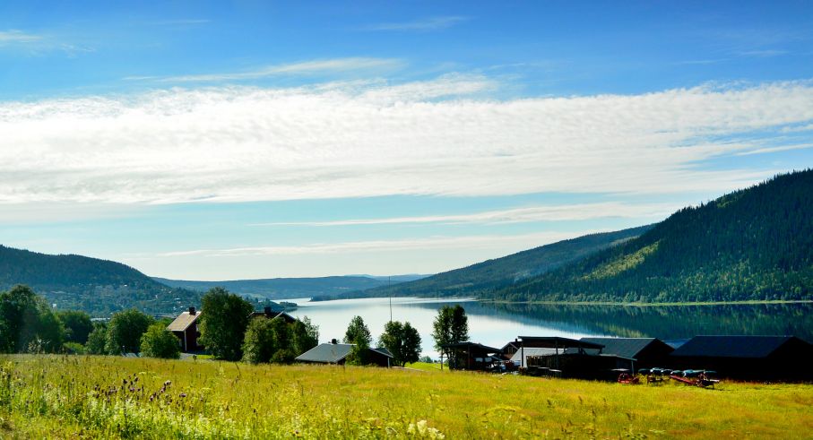 Utsikten från vägen ner mot Indalsälven och Åre Camping är en fröjd för ögat.