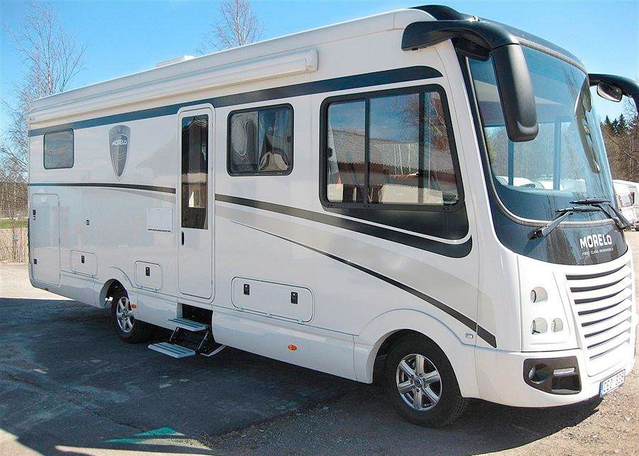 Morelo Manor 82L (2012). Motor från Iveco och totalvikt 6,7 ton. 170 mil. 8,35 m lång, mopedgarage. Pris 1 695 000 kr, Leif Wirén Fritid, Smedjebacken.