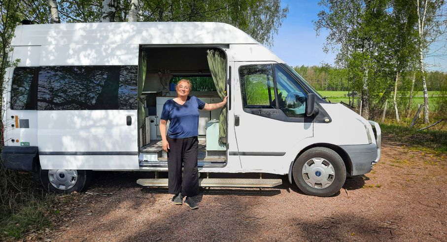 Ann-Mari Brengdahl framför sin ombyggda Ford Transit.