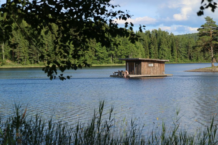 Med en minihusvagn blir semestern extremt flexibel och man kan enkelt ta sig runt och uppleva Värmland. Husvagnen kan hyras från Värmland Camper och fästas på din egen bil med dragkrok.