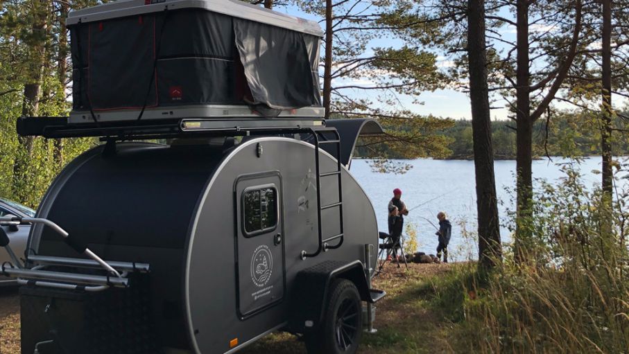 Med en minihusvagn blir semestern extremt flexibel och man kan enkelt ta sig runt och uppleva Värmland. Husvagnen kan hyras från Värmland Camper och fästas på din egen bil med dragkrok.