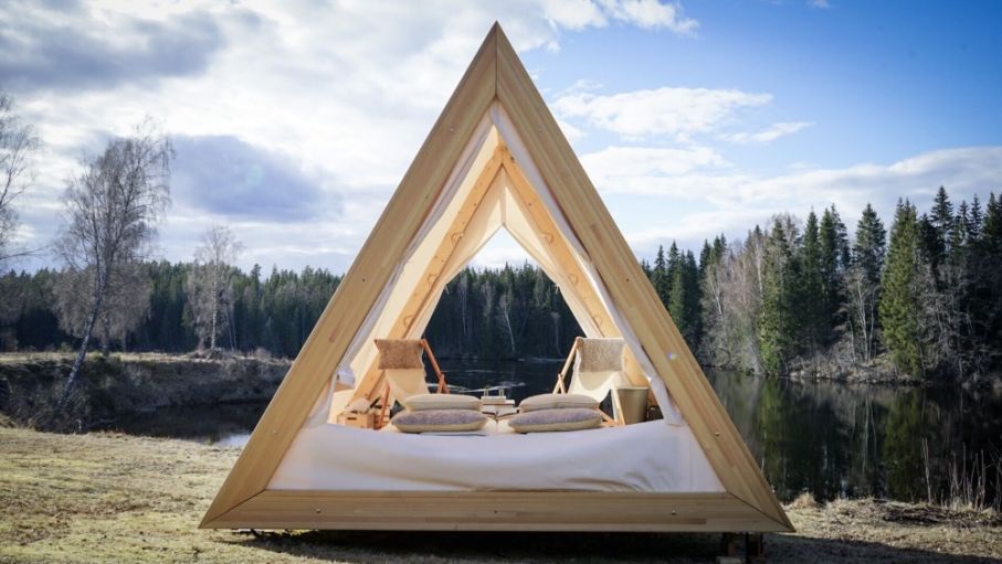 Happie Camp i Värmland erbjuder i år nya glampingtält i trä. Glampingtälten ligger privat i naturen och är bekvämt inredda med inredningsdetaljer från den kungliga hovleverantören Klässbols Linneväveri.