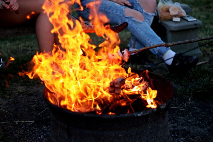 Grillar och öppen eld utgör en av orsakerna till bränder på campingar. Ha alltid släckningsredskap till hands, en olycka kan tyvärr hända snabbt.