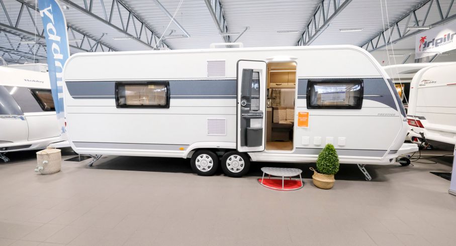 Hobby Prestige 660 WFC är en mäktig och snygg boggihusvagn för par som kräver rejäla utrymmen och gästmöjlighet.