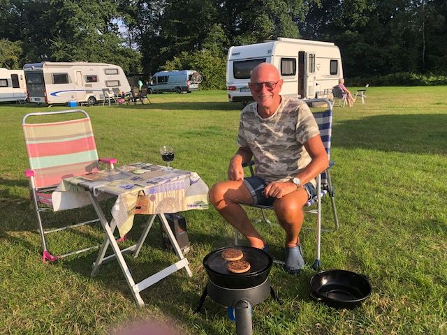 Jörgen i grilltagen på campingen i Isernhagen. Trevligt ställe där vi kunde pusta ut efter en dryg första resdag på autobahn.