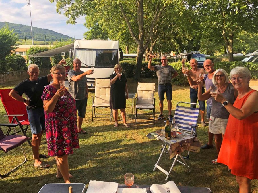 I Ribeauvillé fick vi bästa platserna på campingen och kunde introducera den trevliga franska sedvänjan ”apéro”, gemensam drink före middagen.