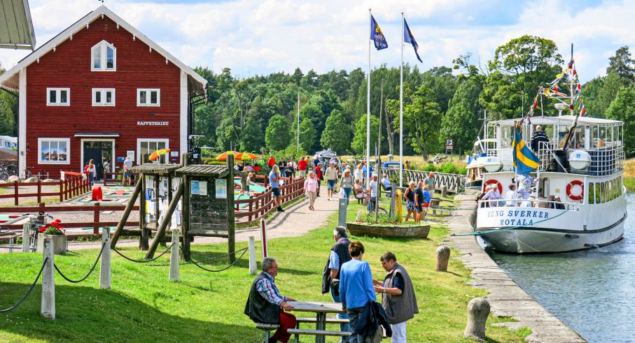 I Borensberg, med dess välutrustade ställplats, möts båtturister och husbilsbilburna.