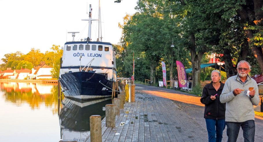 Skön kvällssol, snygga båtar och en bägare med glass – Söderköping levererar.
