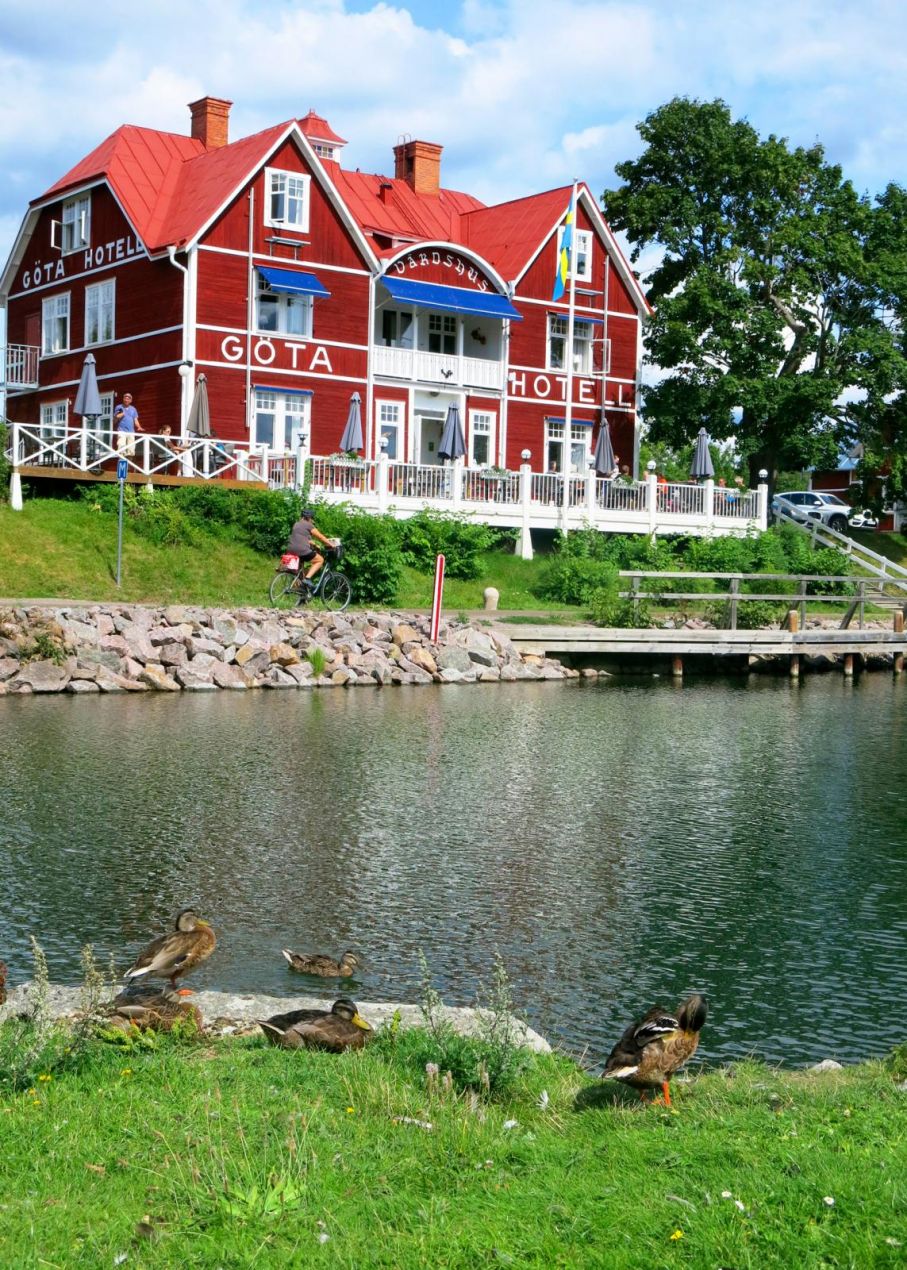 Kanalens mest ikoniska vy: Göta hotell i Borensberg.
