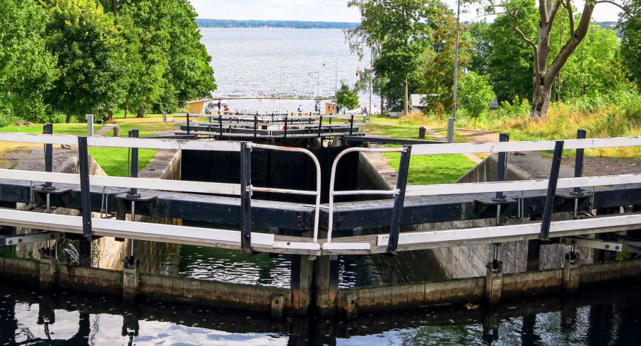 Nu blir det åka av! Slusstrappan i Borenhult ser onödigt spännande ut uppifrån …