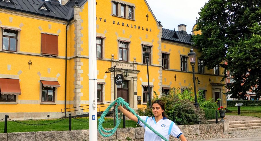 Göta kanalbolag, som tidigt förstod värdet av att komplettera båtturismen med cykelbanor och ställplatser, har sitt vackra huvudkontor i Motala hamn.