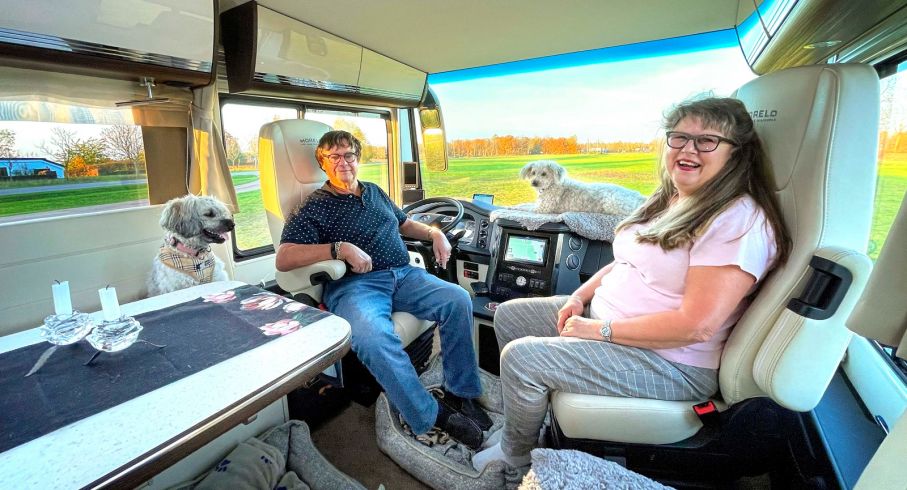 Mys för alla. Kurt och Helen har med hundarna Kira och Kaiza på sina resor.