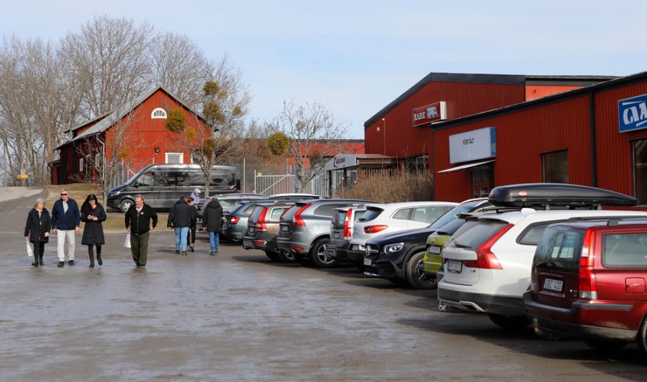 Bilarna radades upp på flera parkeringar utanför Caravan Eskilstuna.