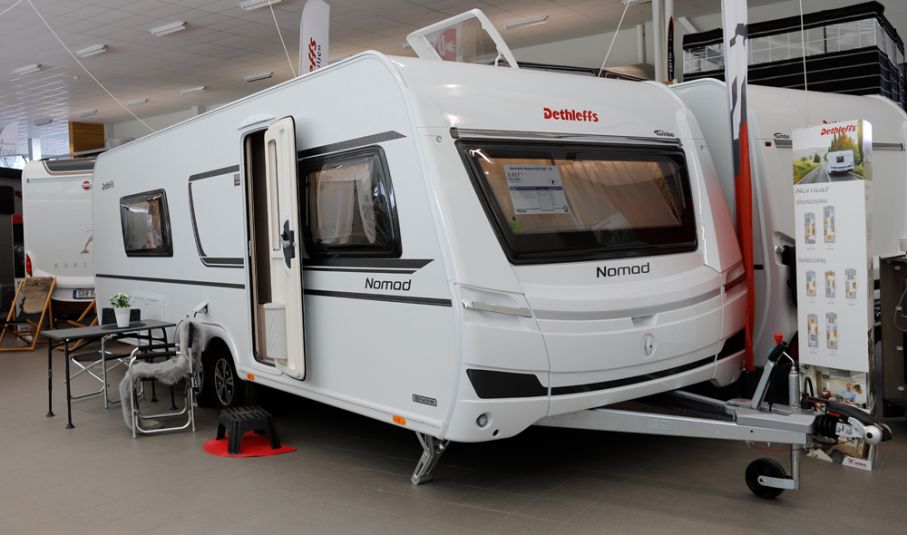 Dethleffs Nomad 650 RQT 2022 för 513 800 kr är vinterbonad med golvvärme, vinterisolerad avloppstank och vattenburen värme. Den har dessutom…