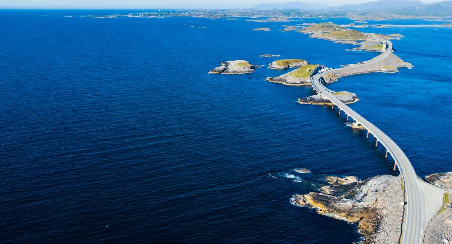 Atlanterhavsvägen vindlar sig fram över öarna
