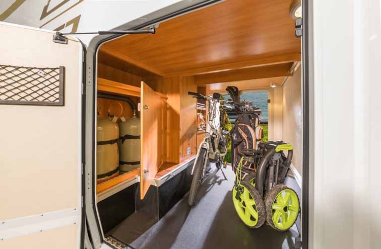 Det 1,21 m höga belysta garaget har stora dörrar på bilens båda sidor och du lastar enkelt in cyklar utan hjälp av andra.