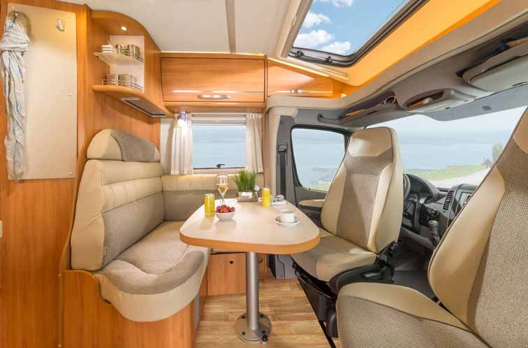 Den ljusa inredningen och de många ljusinsläppen i Hymer ML-T skapar en rymlig känsla.