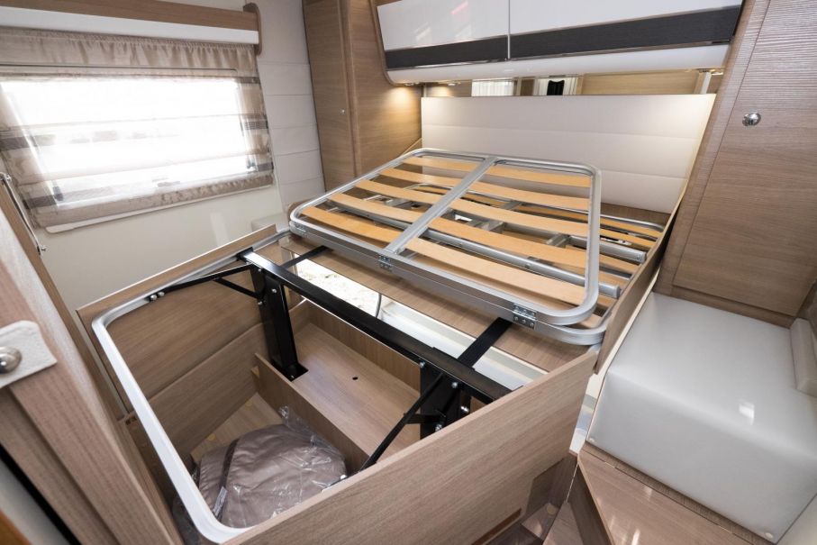 Rejäl förvaring under dubbelsängens uppfällbara fotända. Denna smarta queen-bed kan dessutom höjas och sänkas beroende på om du vill ha mer förvaring eller en lägre säng.