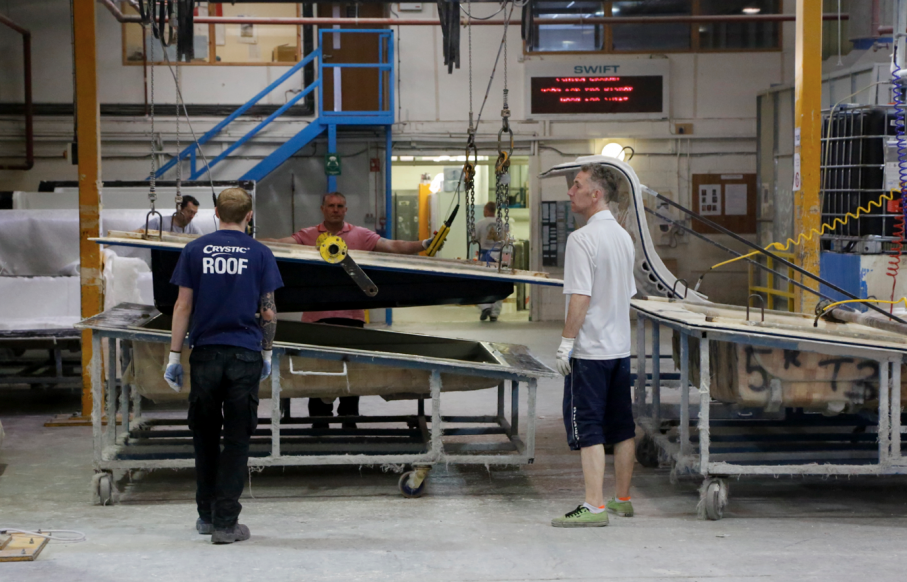 Glasfiberdetaljerna tillverkas i formar där materialet sprutas in i formarna och stelnar under tryck.