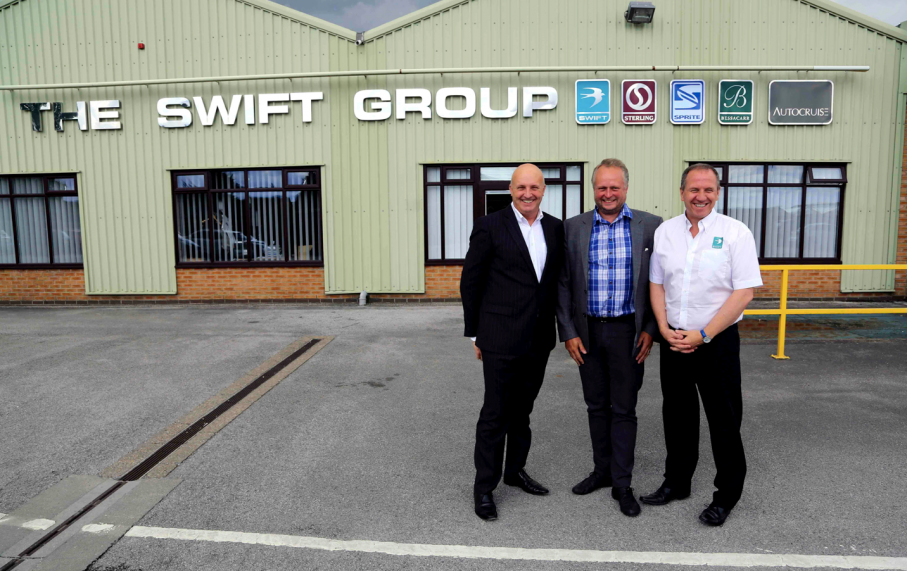 Nick Page, Magnus T Wetterö och Gary O´Brien utanför Swifts fabrik i Cottingham som är en av tillverkarens tre fabriker.