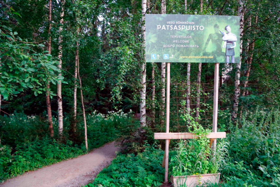 En liten gångväg väckte vår nyfikenhet.