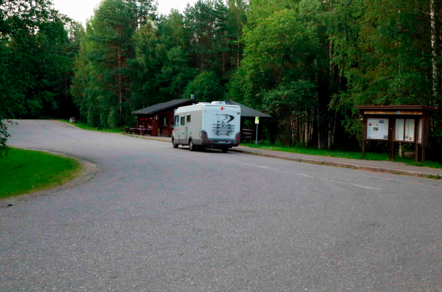 Det är med ett leende som vi senare lämnar rastplatsen och fortsätter in i den finska natten.
