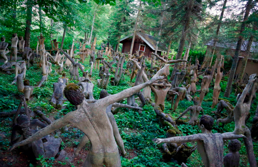 Runtom i skogen pågår en febril aktivitet där hundratals yogautövare frusit i rörelsen med sina cementerade kroppar.
