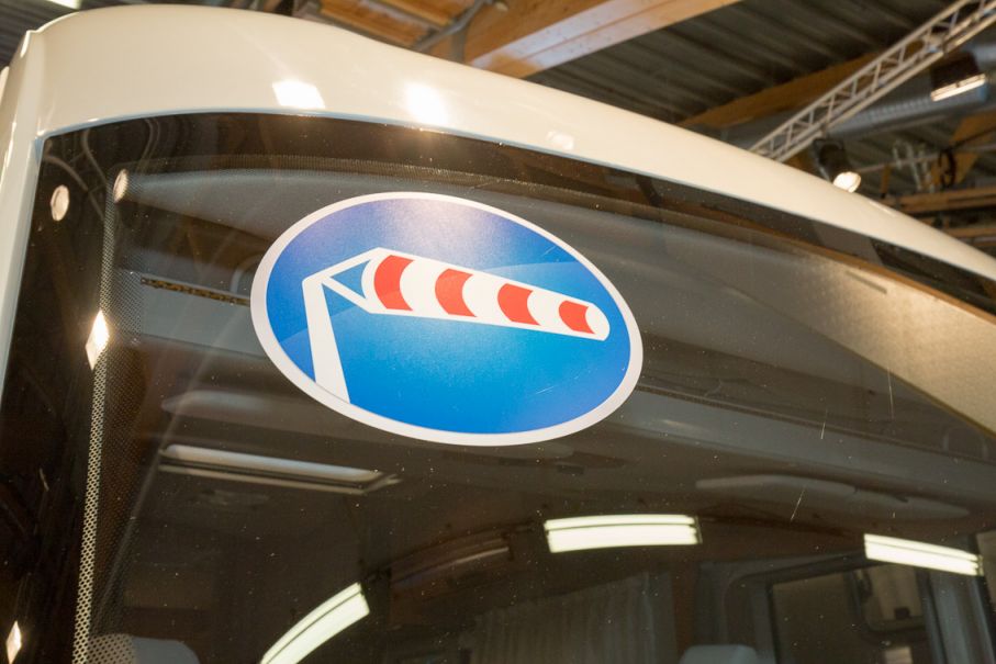 Här är en världsnyhet. Hymer ML-I är utrustad med sidvindsassisans vilket gör att bilen automatiskt korrigerar kursen om det kommer kastvindar. Det är den första helintegrerade husbilen som har det.