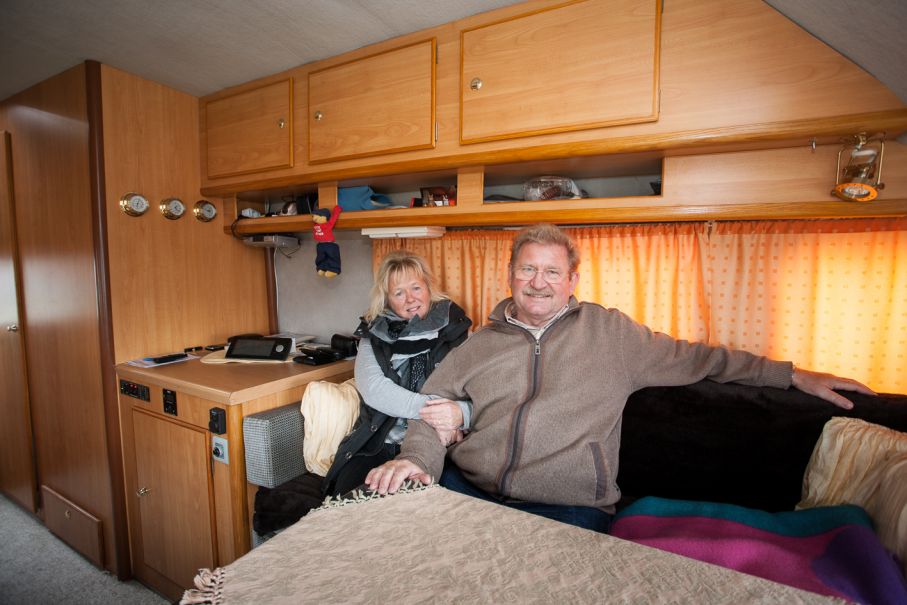 Claus och Sylvia myser i sin ombyggda brandbil.