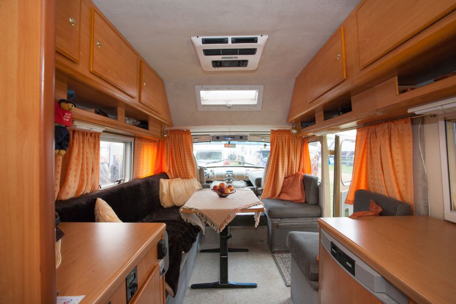 I bilen som de designat själva finns gott om arbetsytor i köket.