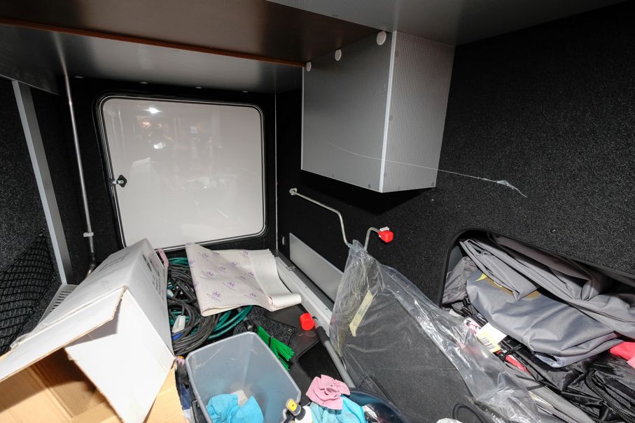 Gott om plats i det stora garaget.