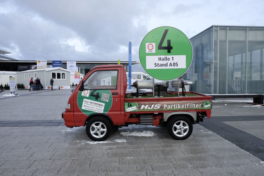 Här en liten bil med rejäl efterbrännkammare.