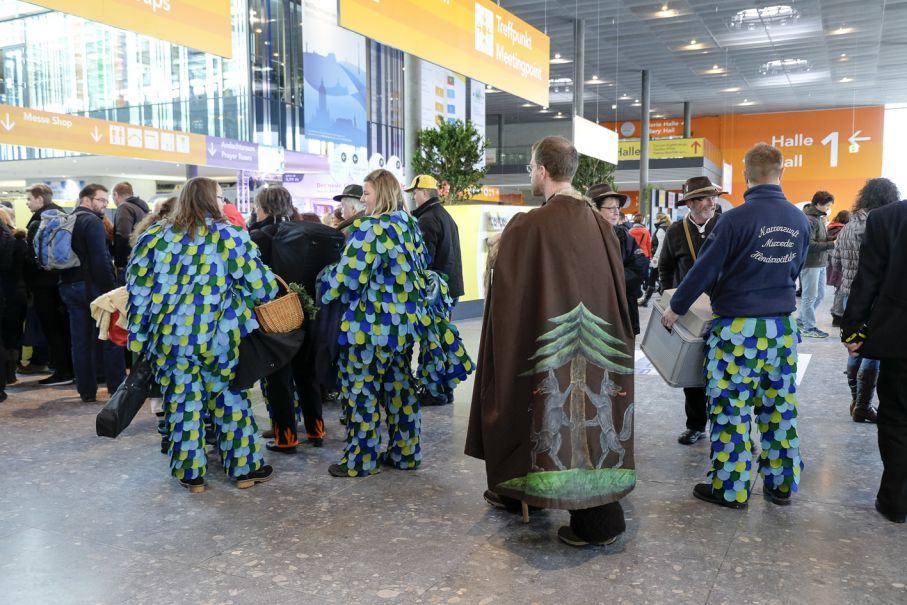 I kön till mässan får man se ut hur som helst.