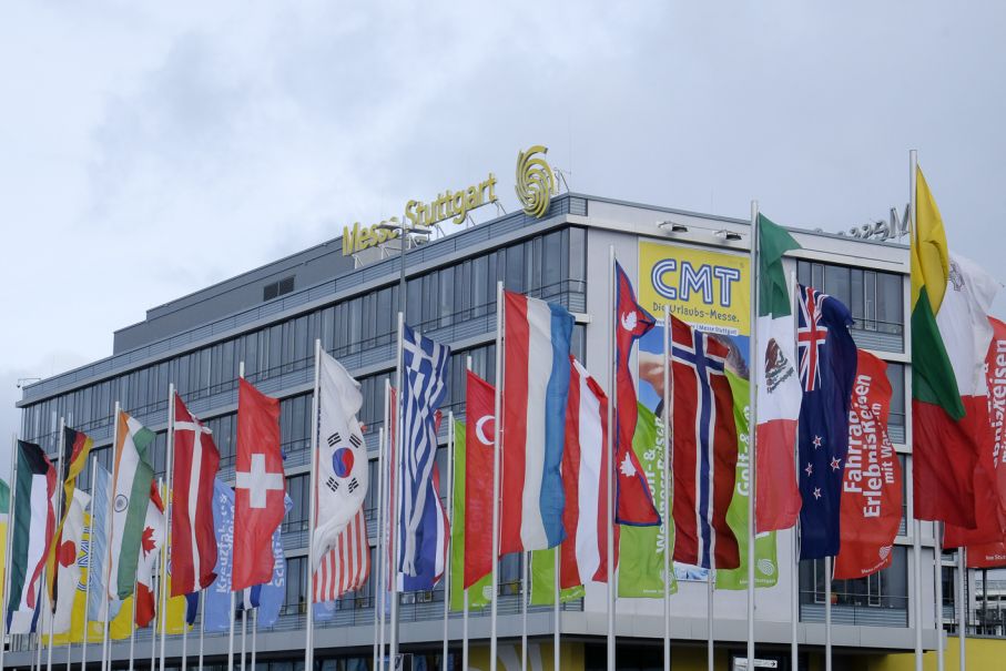 Många länder är representerade på mässan. Svenska flaggan saknas men inte svenska utställare.