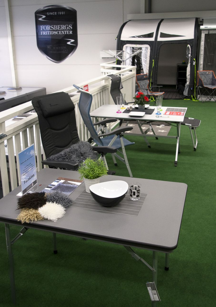Tillbehörsbutik med visning av tält, markiser och campingmöbler