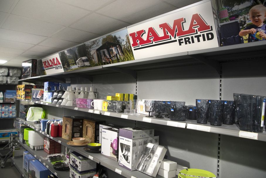 Tillbehörsbutik med visning av tält, markiser och campingmöbler