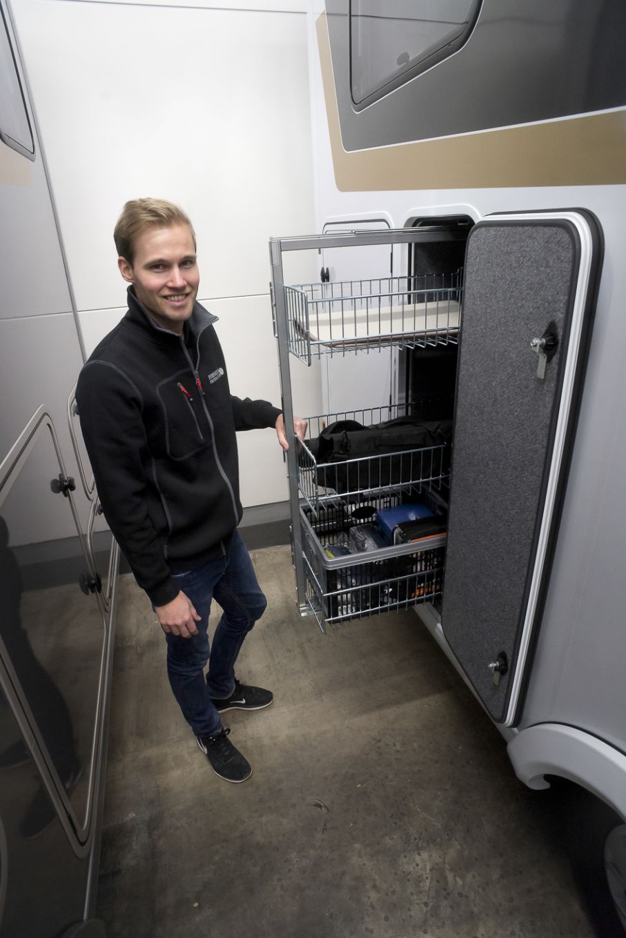 Försäljare Simon Westerling visar genomtänkt lastutrymme i en Frankia
