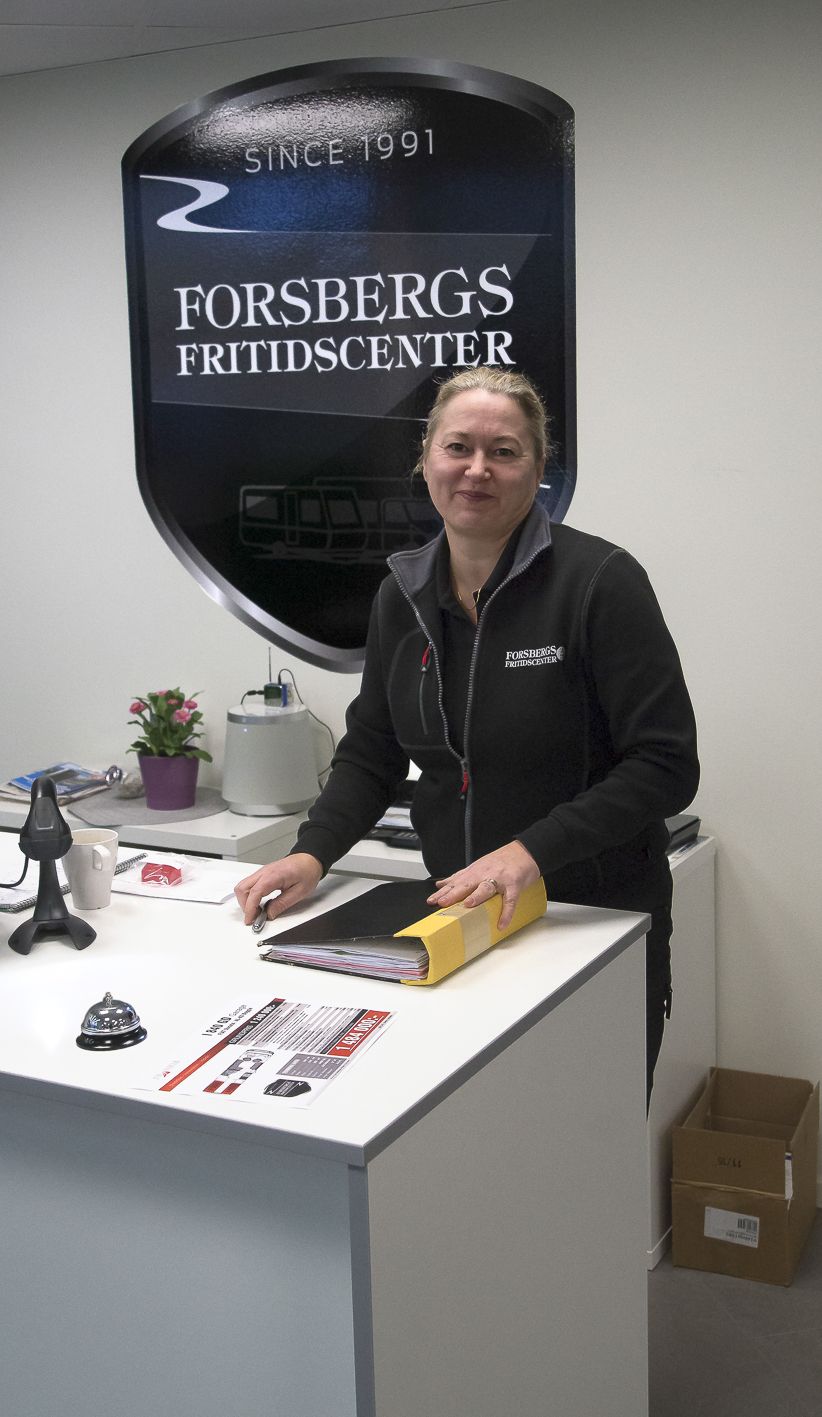 Marie Kjellberg på administrationen håller ordning på papper och pärmar